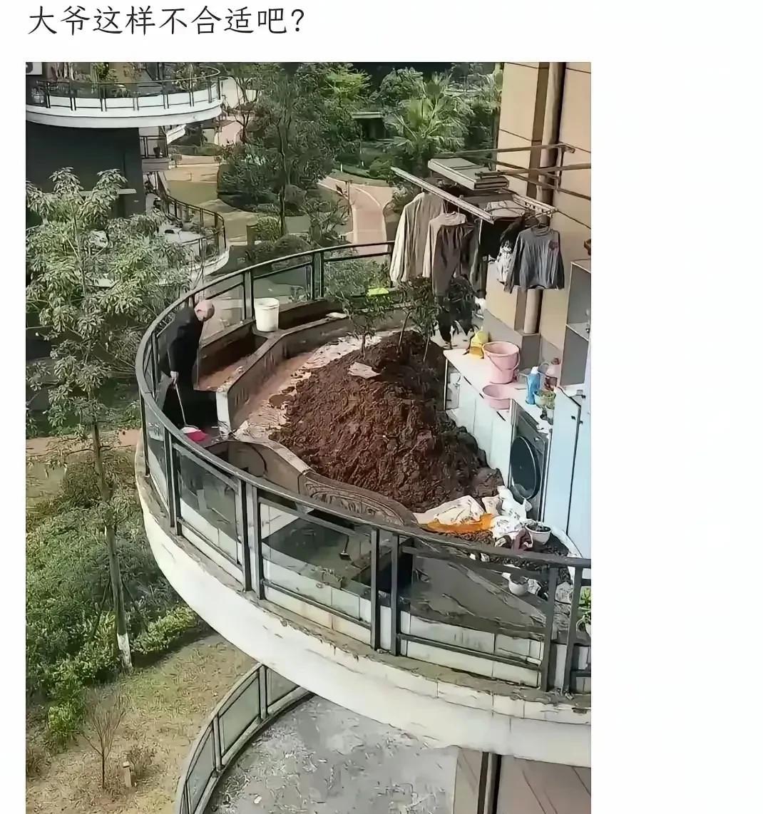 大爷，你这是干啥呢？在阳台上推这么多图，不害怕超重吗？下面整个楼层的安全都在你手