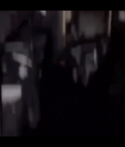 美国海军“福特”号航母上的水兵很大胆地发出了洗衣房着火后烧毁水兵床铺的视频，可以