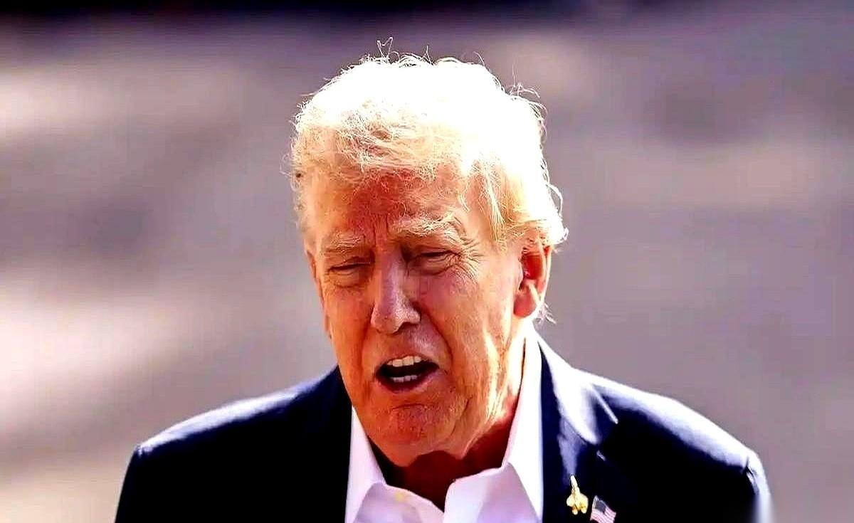 “给中国打个电话。”当着全世界的镜头，他扭头对自己的财长说。“问问他们，能不