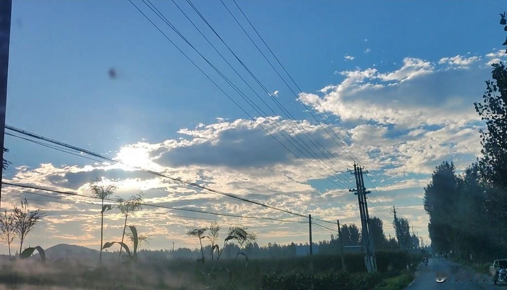 走在乡间路上，才懂最美的风景都在老家行驶在乡村的小道上，抬眼便是漫天云朵。