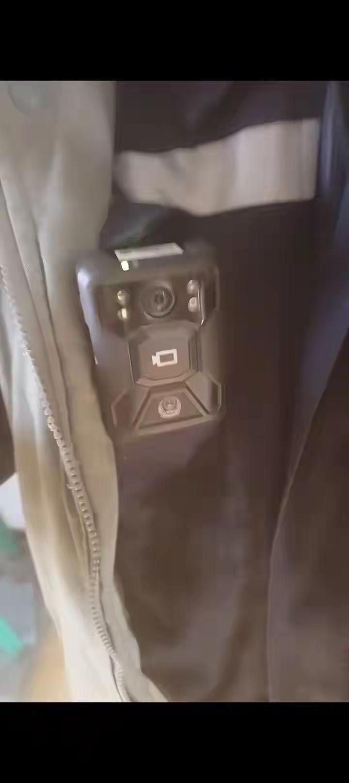 警徽岂能随便用？太原热力人员入户测温带警徽记录仪，住户报警讨说法。“不穿工服