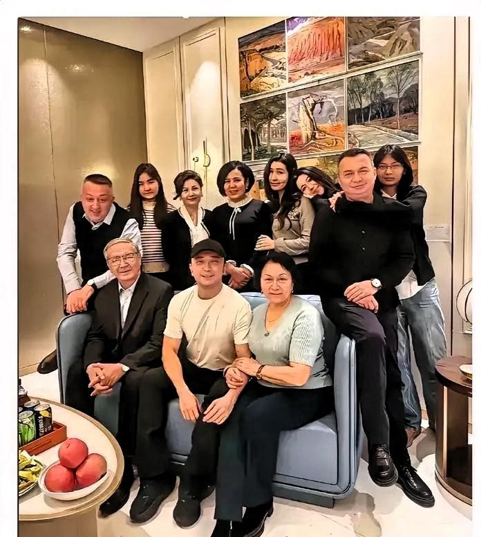 这个世界上最搞不懂得，就是尼格买提的父母了。明明各自都离婚带娃，居然二婚又生了个