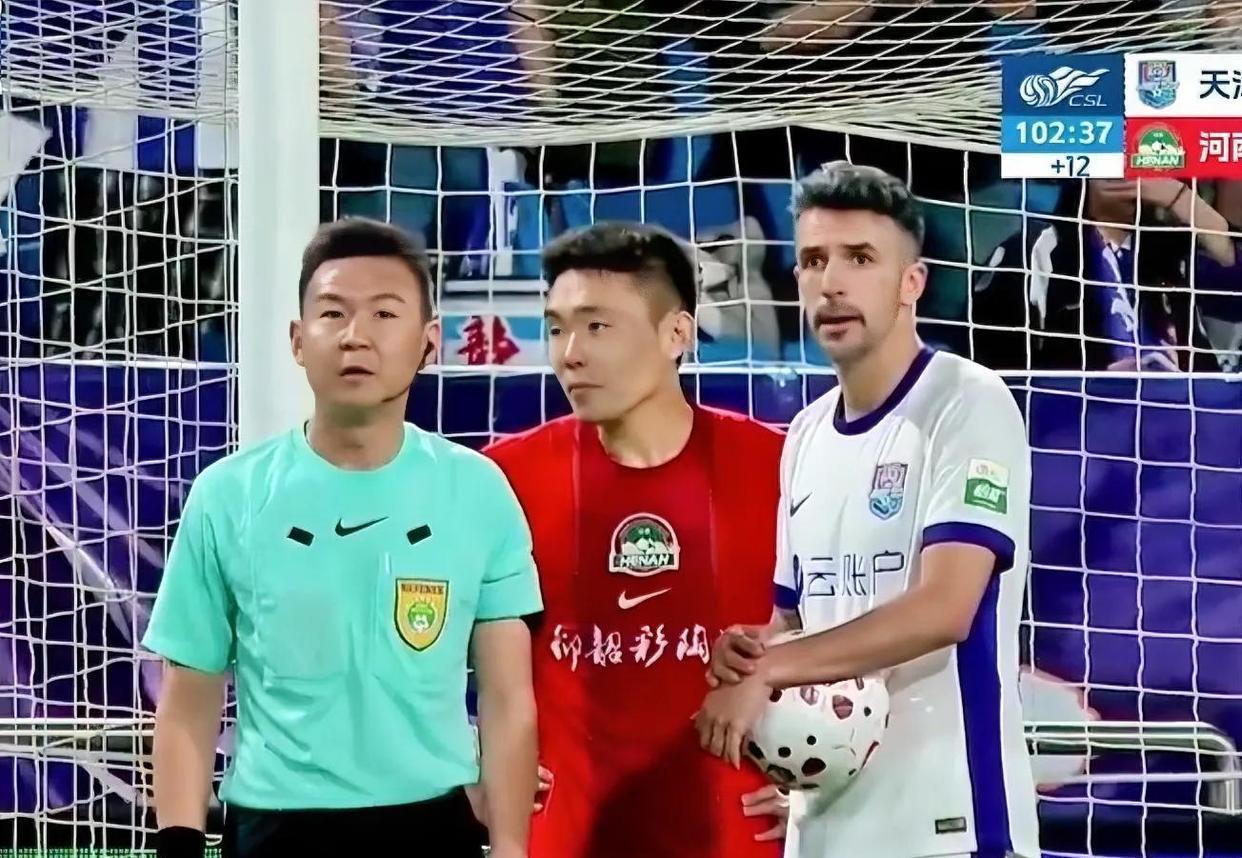 津门虎保级难了，连续两轮被裁判误判。13轮，河南球员禁区内手挡球，主裁判未判点
