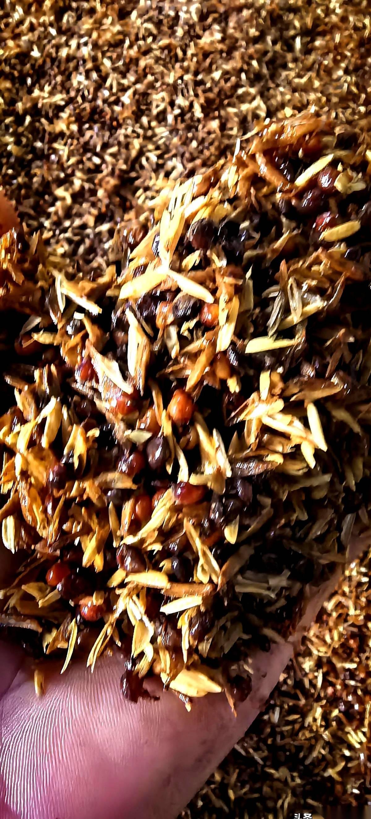 我一哥们儿，家里三代人的酒厂，挂网上卖了。电话里一声长叹，说撑不住了。他说，