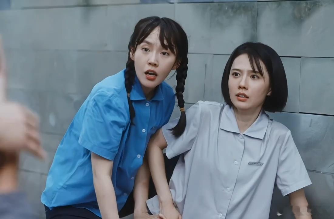 张佳宁新剧被流氓骚扰年代氛围感拉满，放在那个特殊时期，女生遇到这类突发状况，顾虑