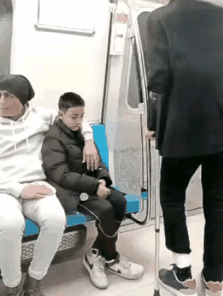 谁能想到，国外地铁上最让人火大的不是熊孩子撒野，而是家长装瞎的冷漠。熊