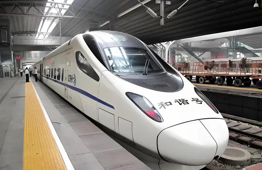 刷到12306页面，D329次成都东到重庆北每天准点跑，5号车厢有餐吧，一等座两