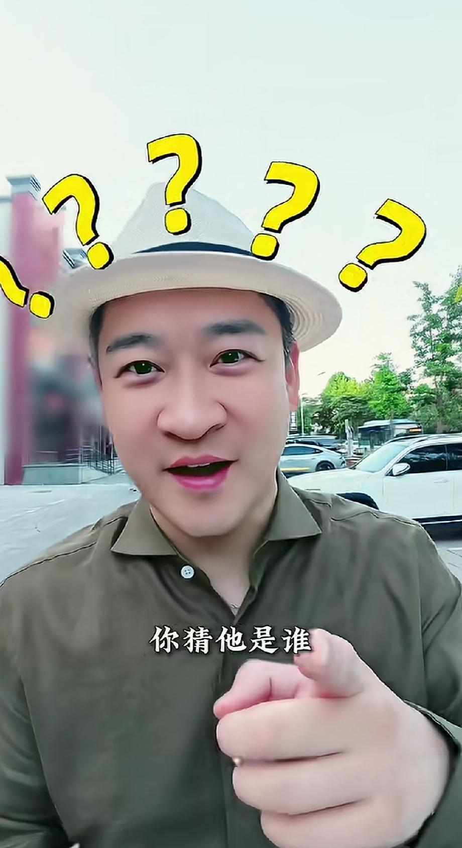 曹云金出息了，他宣布了一件大事，姜昆老师去他店里吃饭了。姜昆说：“今天到这个