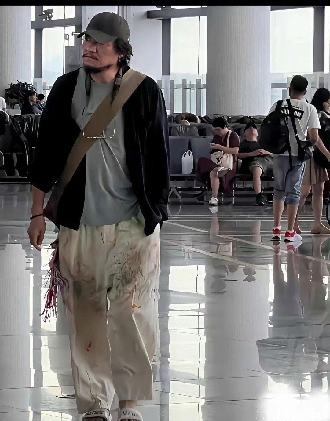 你以为他是流浪汉，其实人家穿的是巴黎世家。​​​