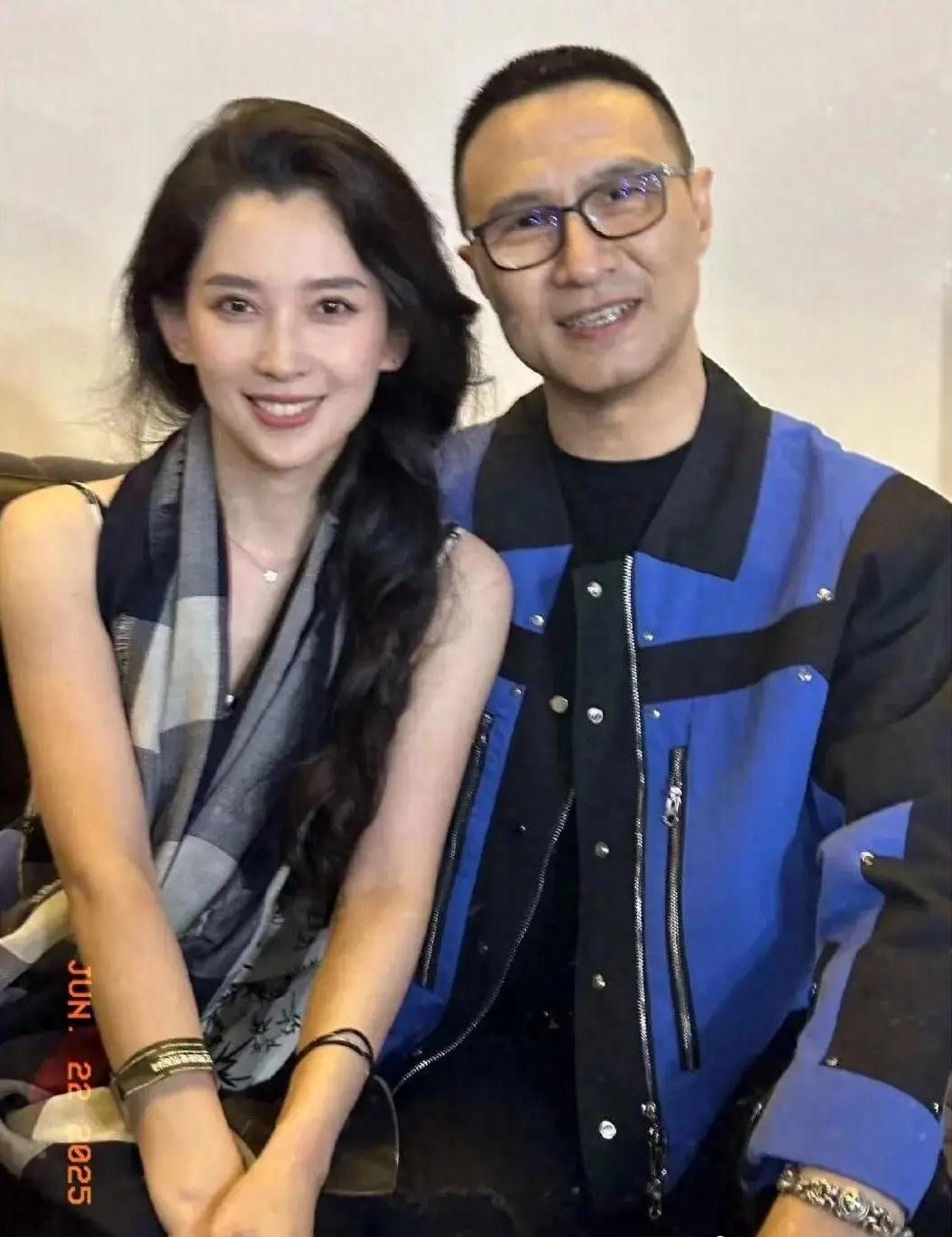 汪峰和森林北分手了？4月底，有神秘女子去汪峰别墅被拍了，只见汪峰出来接，俩人在
