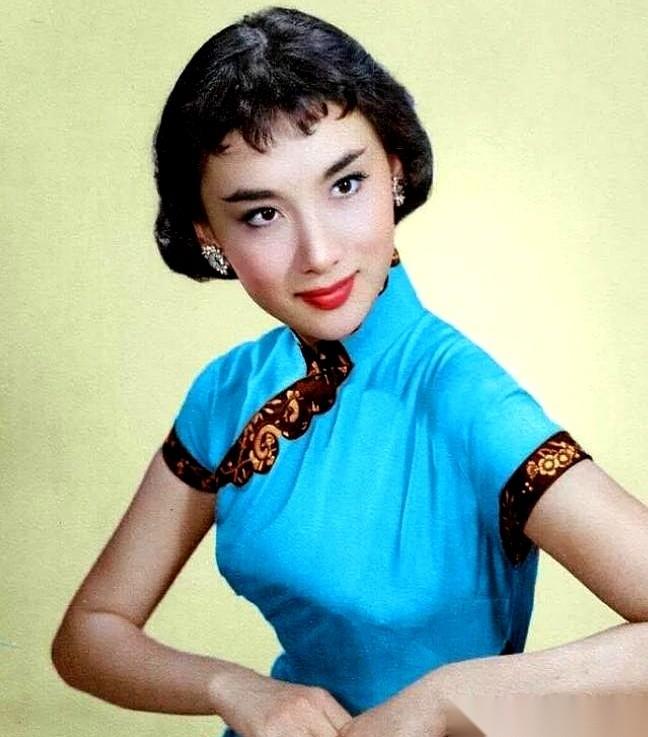 我们聊聊金庸。1948年，他还叫查良镛，在香港第一次见到女演员夏梦。就那一眼，