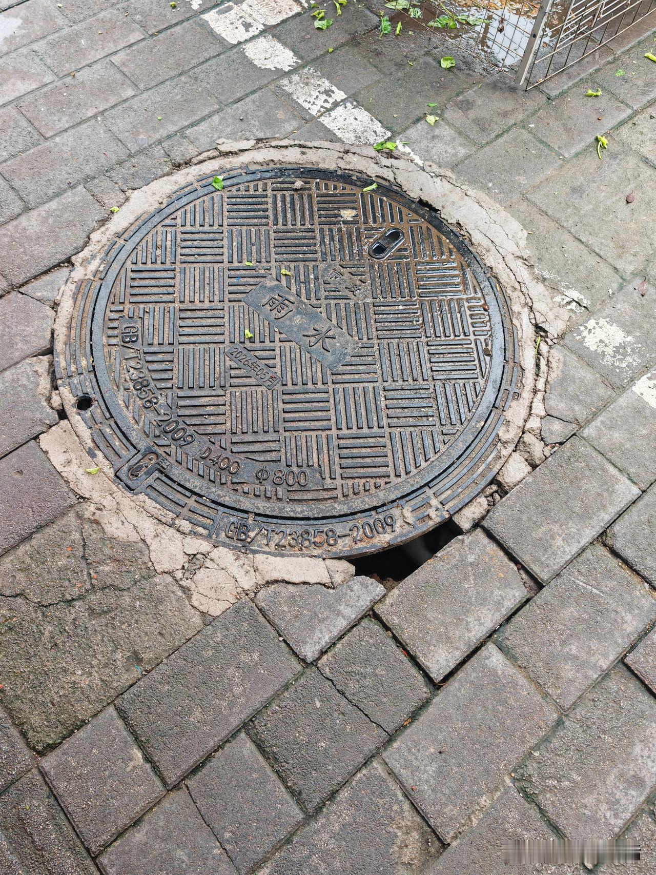 发现没有，今年重庆的天气好奇怪呀？本以为五月的够多的，没想到六月雨更多，差不多快