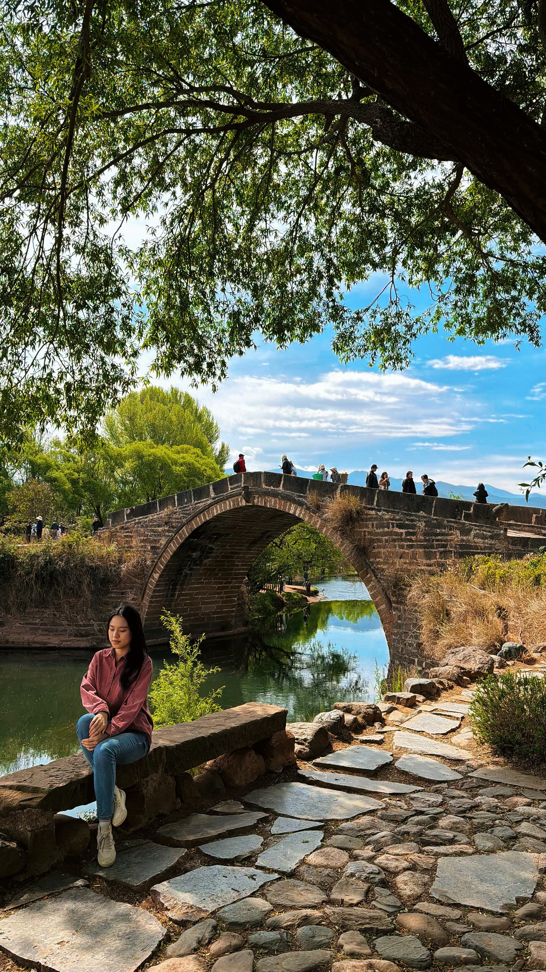 来大理把疲惫交给清风在大理沙溪古镇，时间是慢慢淌的溪水。你看那些老戏台的木雕，在