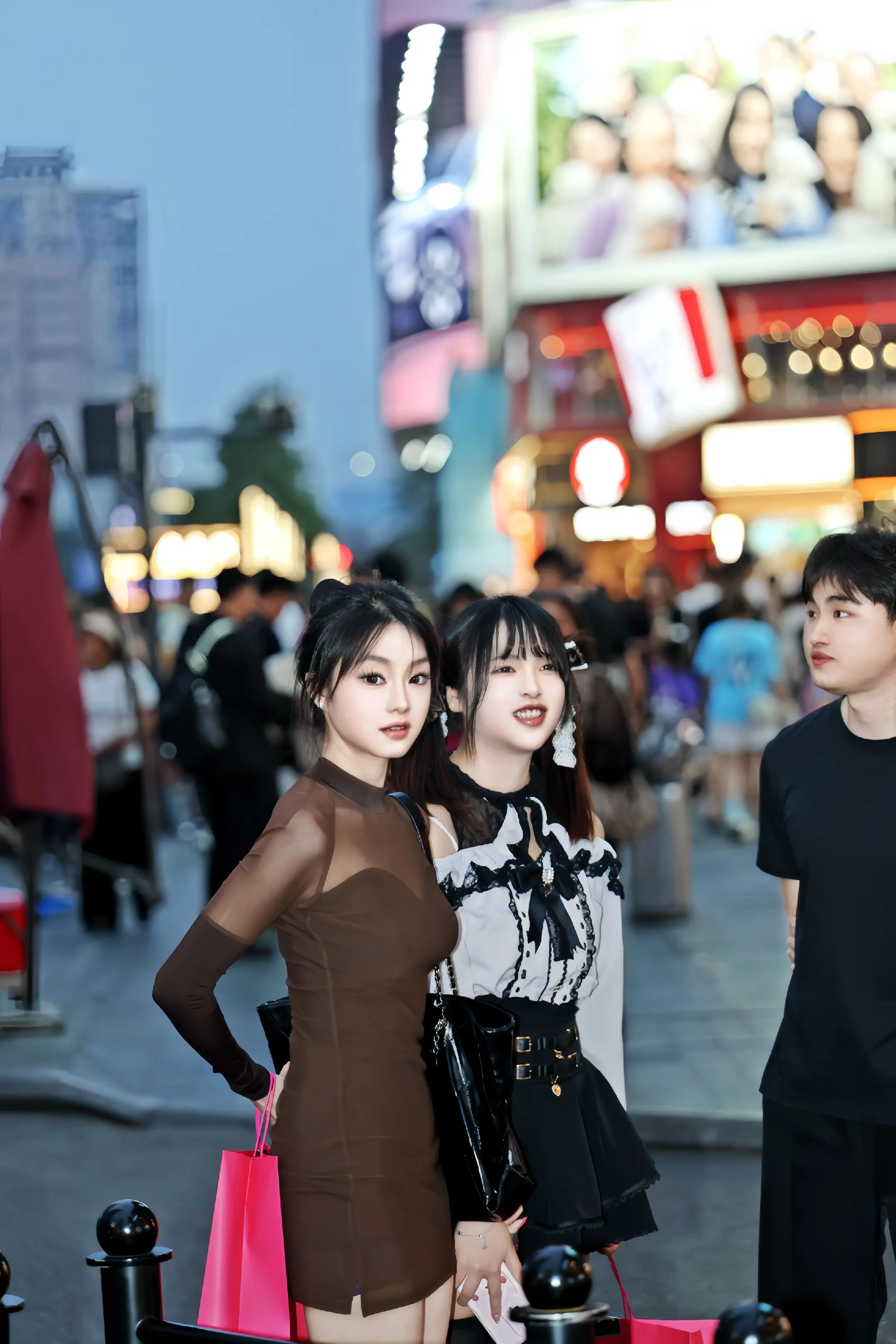 夏夜街头，自带滤镜的瞬间。晚风、霓虹和不被定义的美 在城市的街头，每一步都是风景