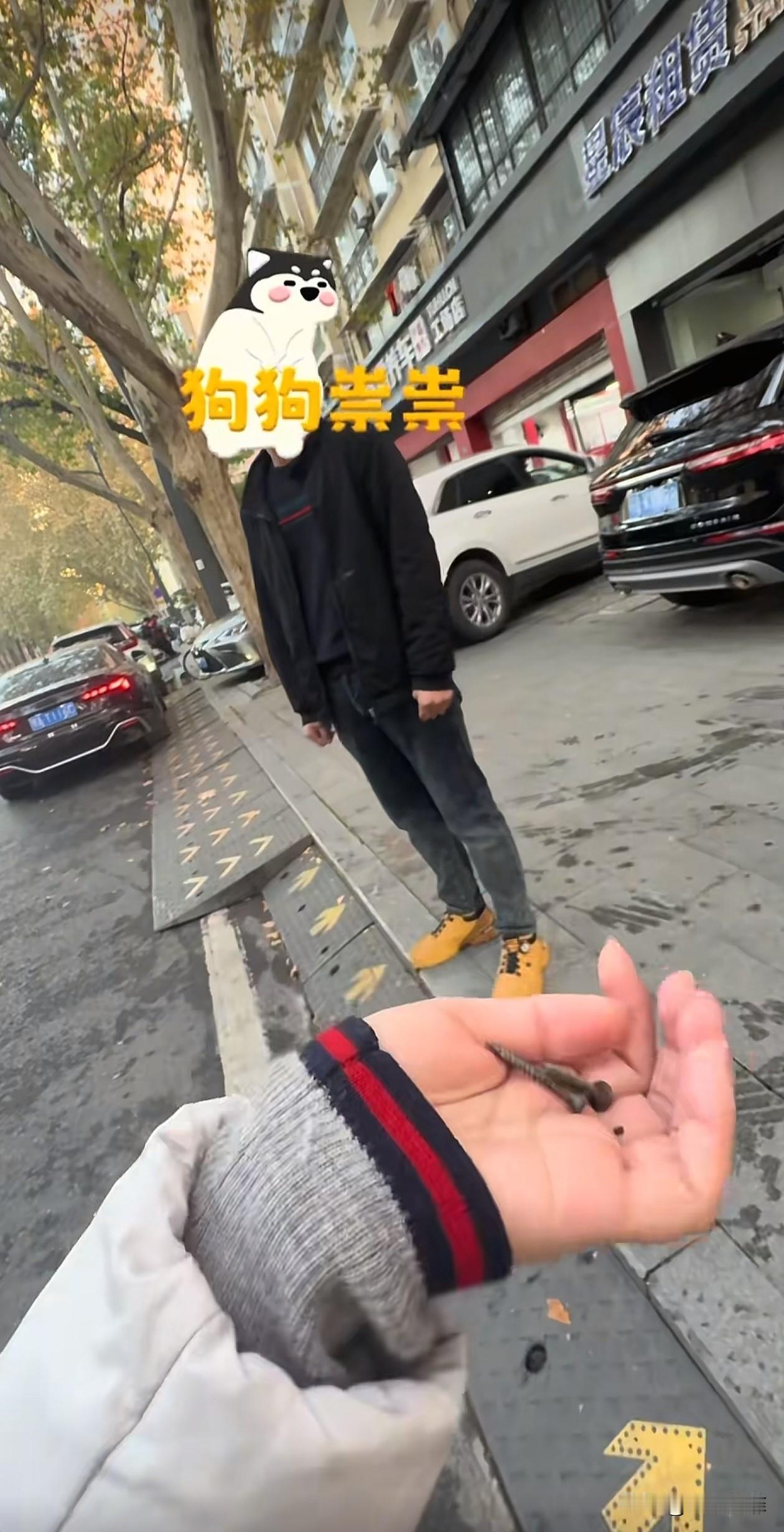 武汉，一女子去接孩子，把车停在了一家汽修店旁边的空地上，没想到，接到电话回来挪车