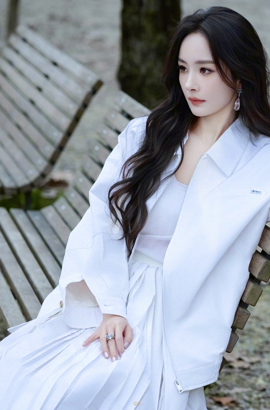 林间长椅，一身纯白如落雪，长发卷着风的温柔，眼神里藏着故事，连时光都在此刻慢了半