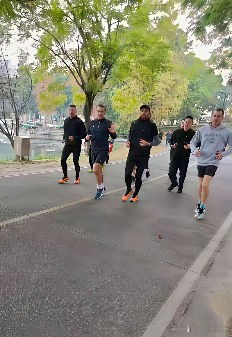 马克龙这次真的是玩嗨了，来我国真的就是来旅游的了！从北京离开后，就直接飞往成都