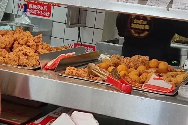 今天包的饺子还是昨天的馅。大女儿说她不想吃，二妮说她想吃汉堡，儿子说他吃饺子要