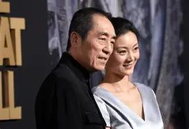 2000年，19岁的陈婷把50岁的张艺谋领回无锡老家，亲妈手里的菜铲子哐