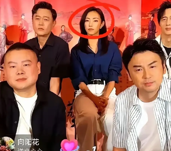 真不是谁都能在满屏骂声中淡定微笑的！昨天看某剧直播，雷佳音盯着弹幕脸都僵了，