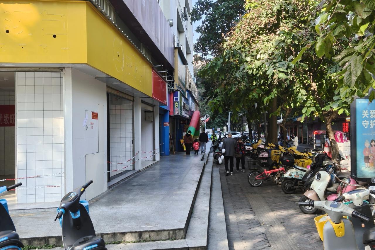 坐标广西南宁，一个看起来位置不错的店铺，就在路口转角处，对面就是夜市街，然而这么