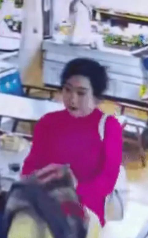 视频这么清晰，还抓不到吗？女子在饭店吃饭，中途去了厕所，外套放在座位上，被一粉