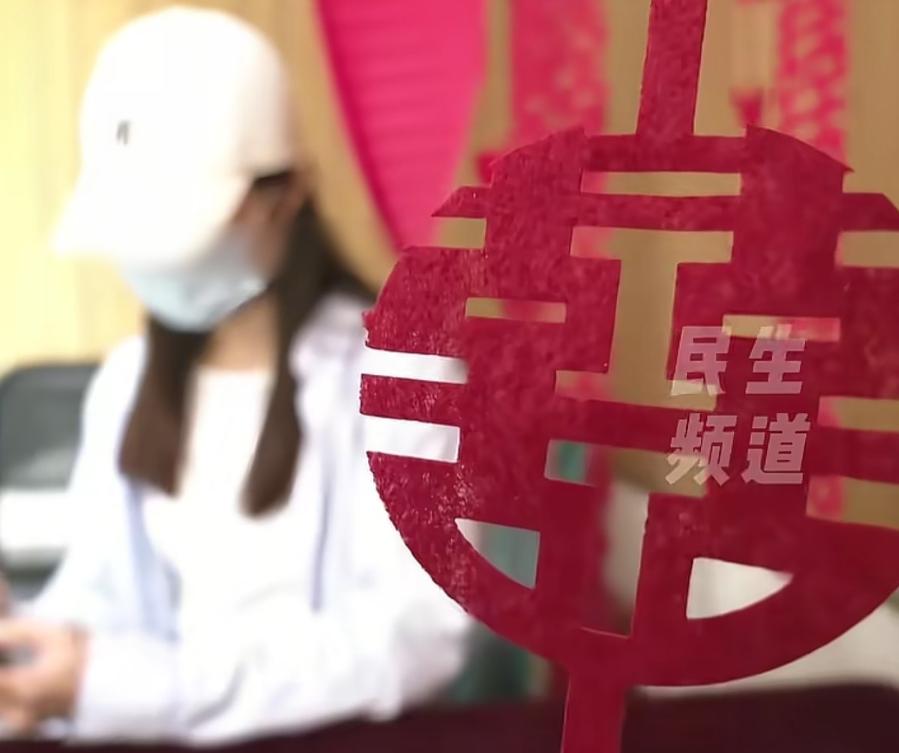 太尴尬了！河南信阳，女子换好衣服下来敬酒，却发现自己的客人都走了，自己花4万多举