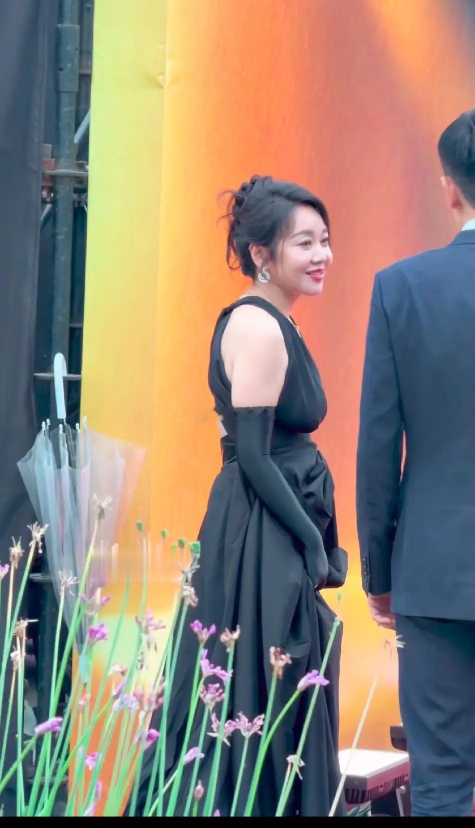 为什么要给闫妮姐戴这么个奇怪的手套？这手套一看就戴着特紧不舒服，本来闫妮姐挺好看