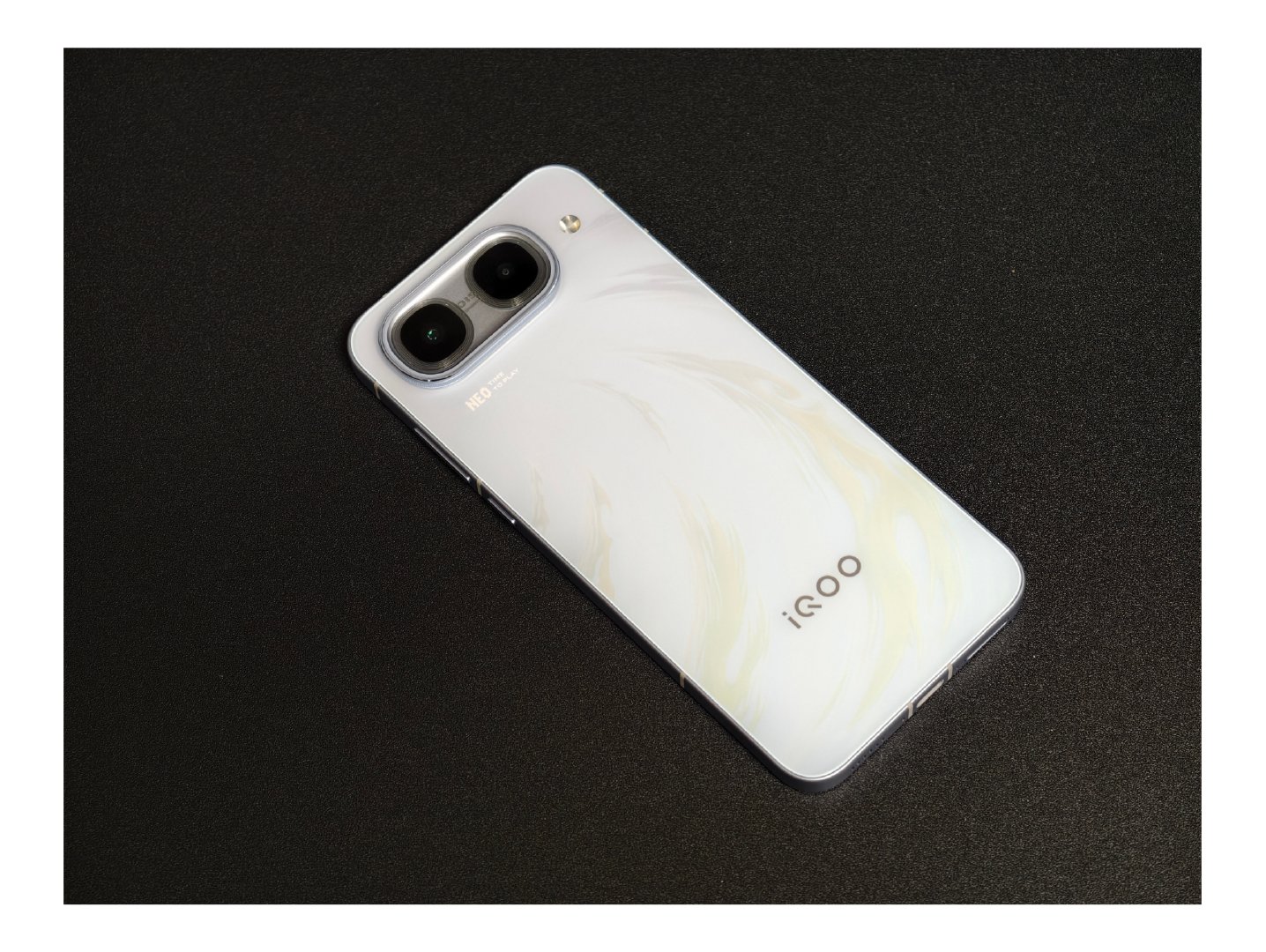 iQOONeo11至尊版可以说是开学季蛮值得入手的一款性能机了一是天玑9500M的GPU相比骁龙8E