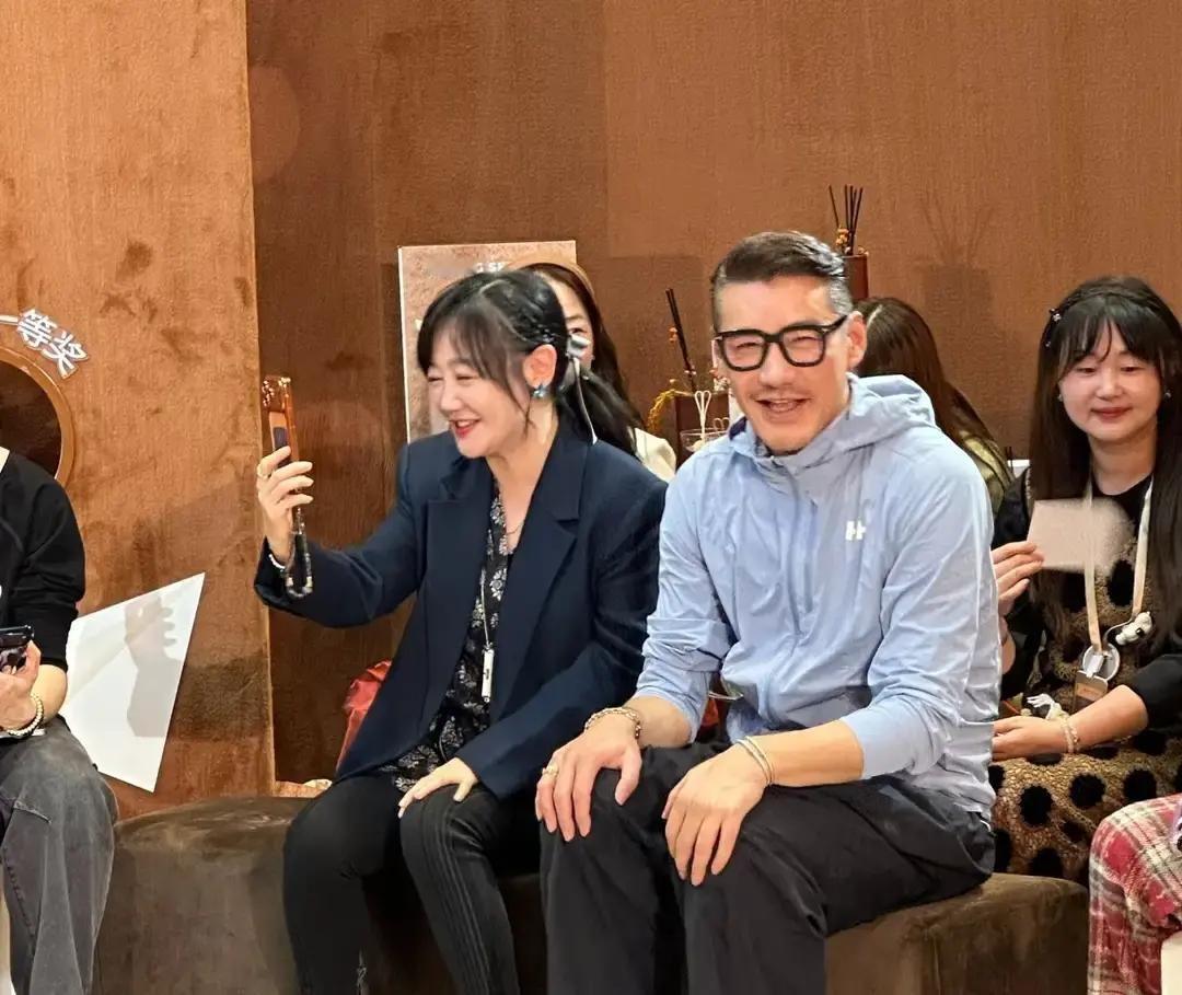 胡兵和薛佳凝一起站台，主持人一句粉红女郎，直接把80后的记忆开关按亮。二十年前