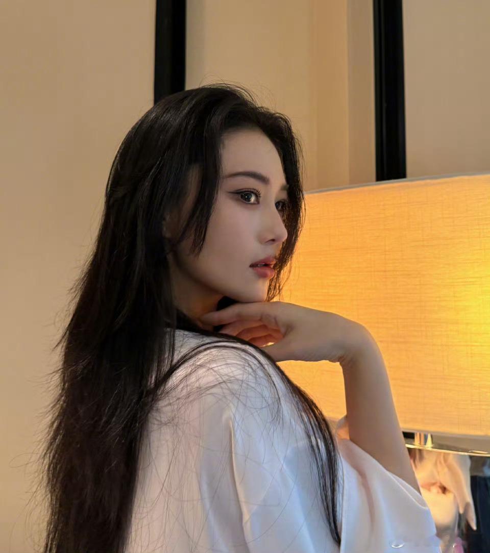 姐姐这随手拍也太绝了！柔的灯光打在发丝上更显慵懒，甜妹氛围直接拉满～姐姐真是可御