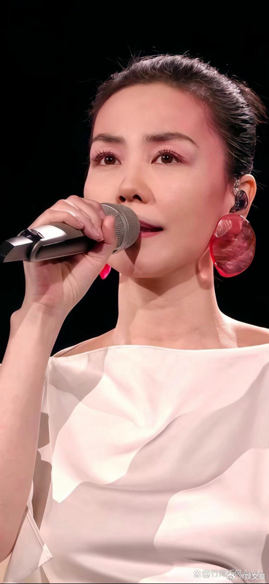 乐坛天后王菲，自带独特气场，风采依旧动人。