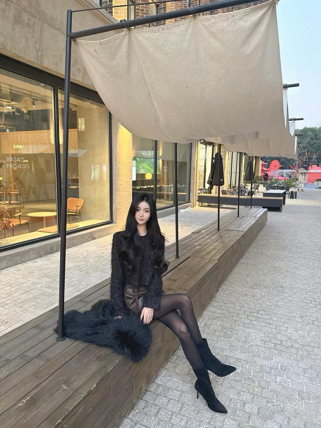 都市雅致风，黑色皮草外套搭配高跟靴，尽显时尚魅力！