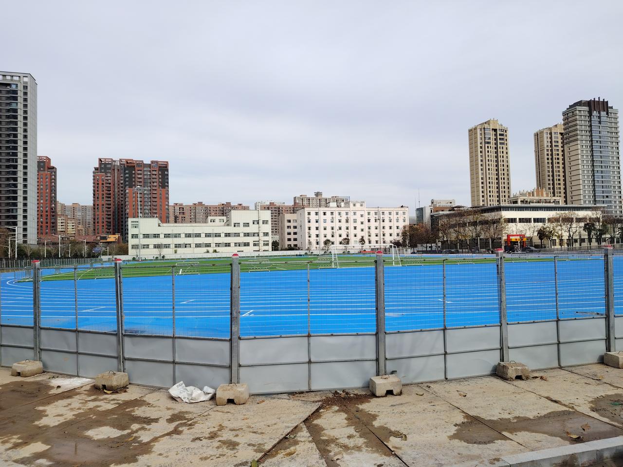 有一位辛校长，他上任后烧了三把火，做了几件不同凡响之事。校门口有个大坑，他叫来