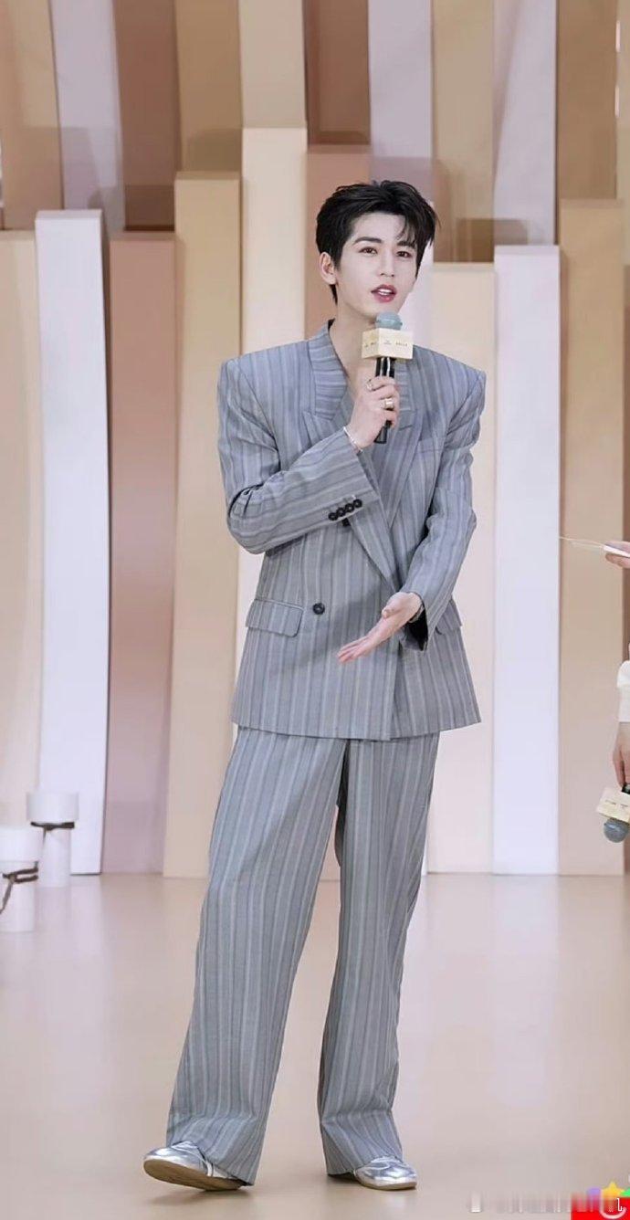 张凌赫竖条纹灰西装造型张凌赫深圳活动线下状态张凌赫竖条纹灰西装造型，张凌赫深圳