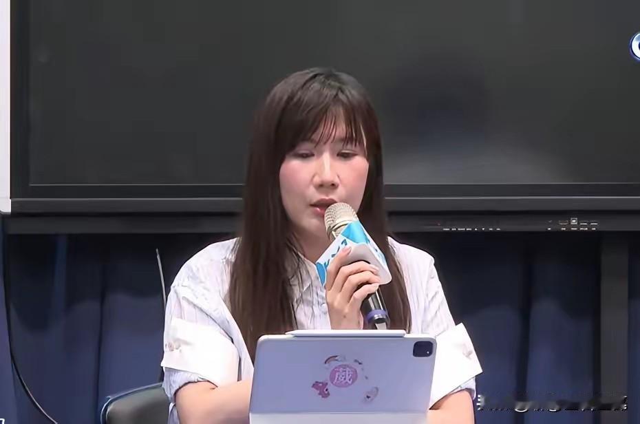 季麟连的地位越来越重要了。蓝营今天做出决议，恢复成立黄复兴委员会。注意这个是“委