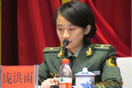 2013年，广东一31岁女老师竟被特招参军还授少校警衔，但有人却指出：她的背后一