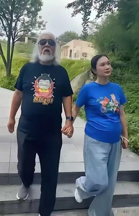 近日，大导演张纪中老先生携小娇妻出游，途中有人好奇地问张导：“爷孙恋”有何感觉？