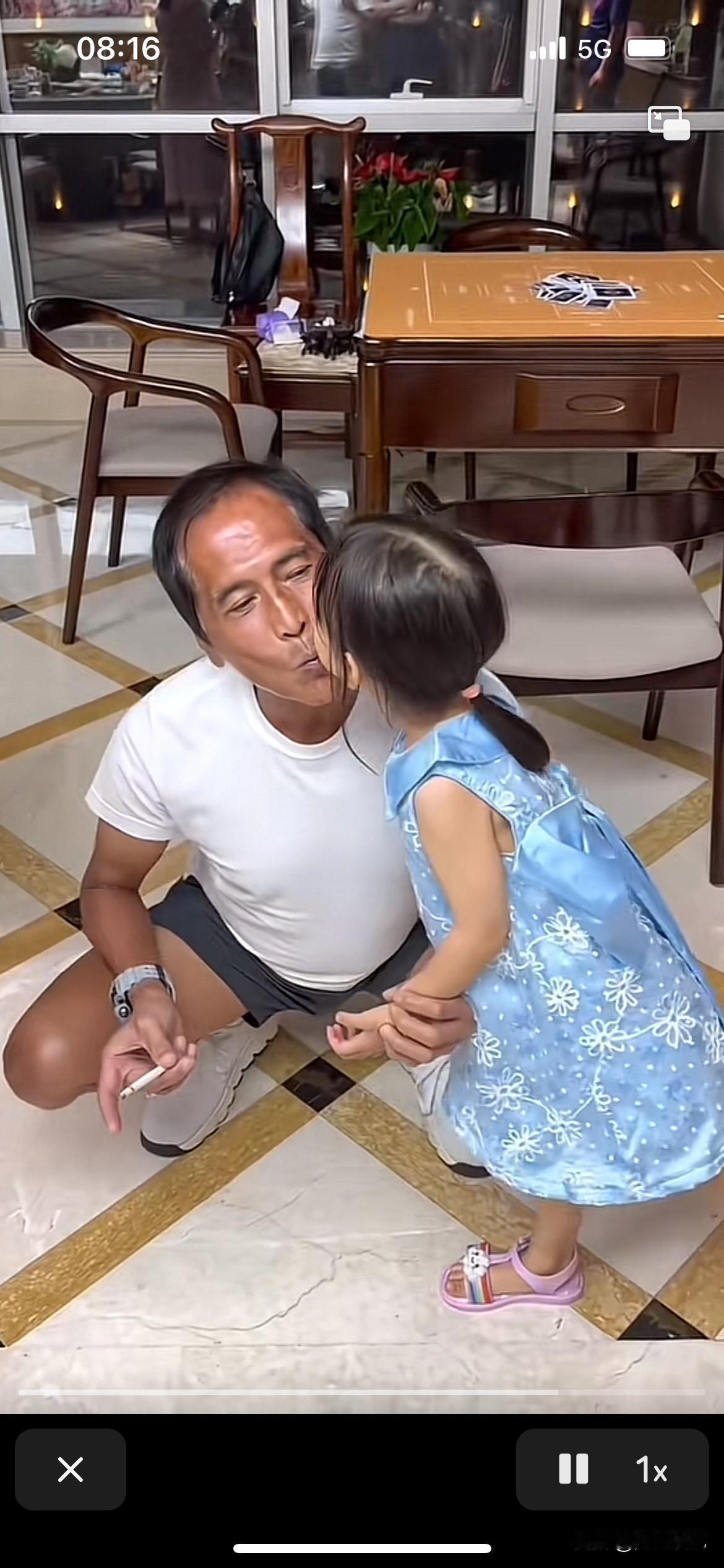 谁还敢把一位小女孩跟齐秦老明星亲热，这是在捧自己的女儿吗？不得不承认齐秦还是那么