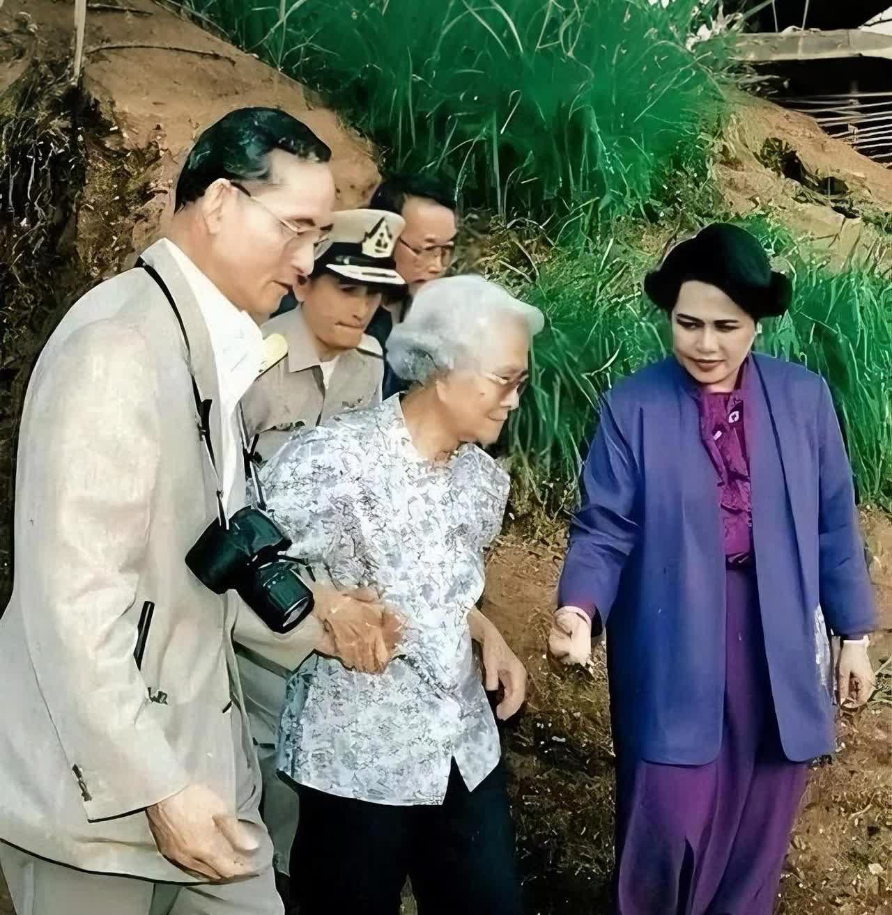 泰国诗纳卡琳王太妃是拉玛九世的妈妈，虽然有些地方译成太后，但其实她是亲王妃，地位