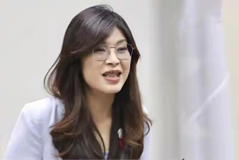 郑丽文的魄力，在台湾政坛太少见了​​对面政坛向来爱绕弯子，郑丽文偏不玩这套，