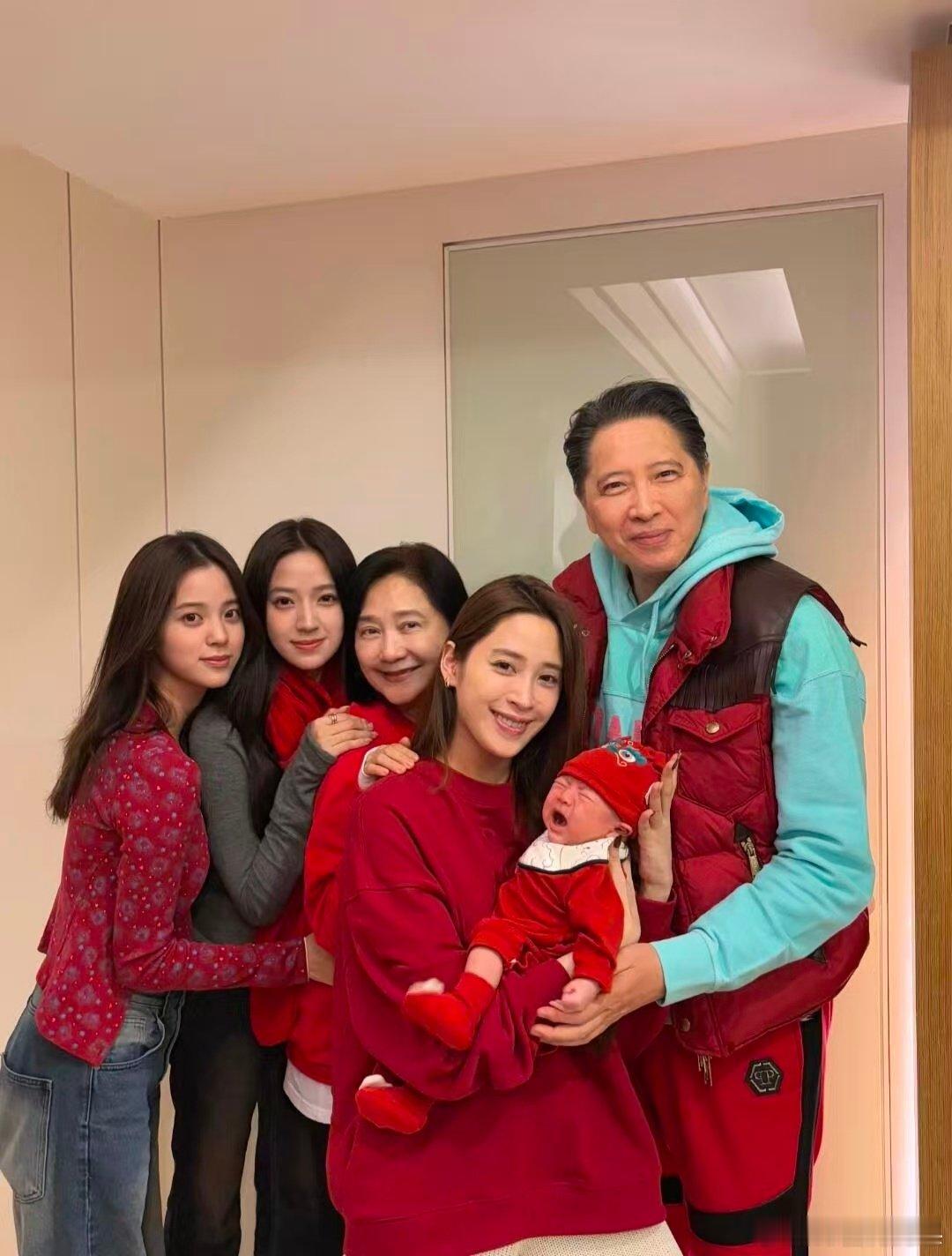 欧阳娜娜小说女主照进现实谁不羡慕欧阳娜娜的人生啊，天赋和努力并存，家世优渥家人