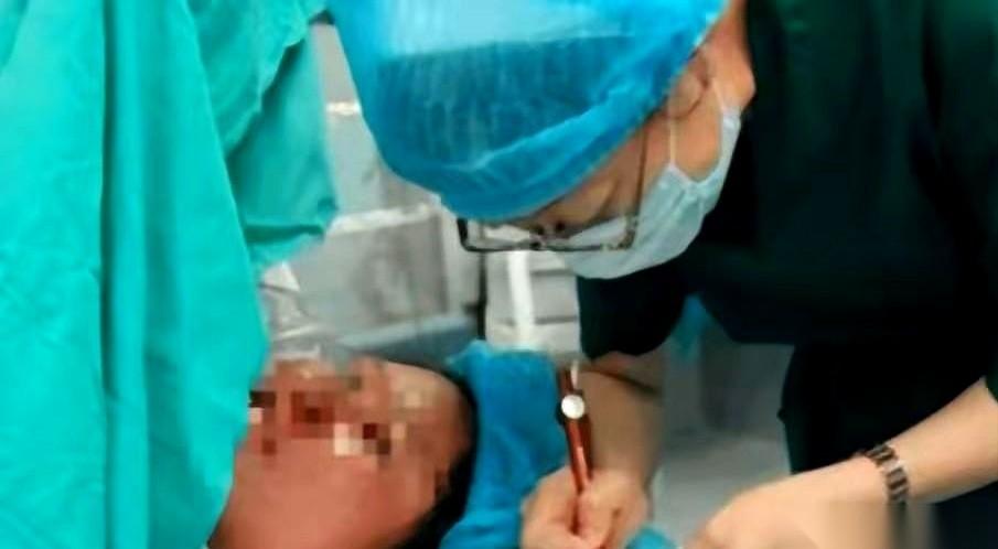 河南一间手术室，医生正准备给一个聋哑产妇剖腹产。无影灯惨白的光打下来，布一掀开