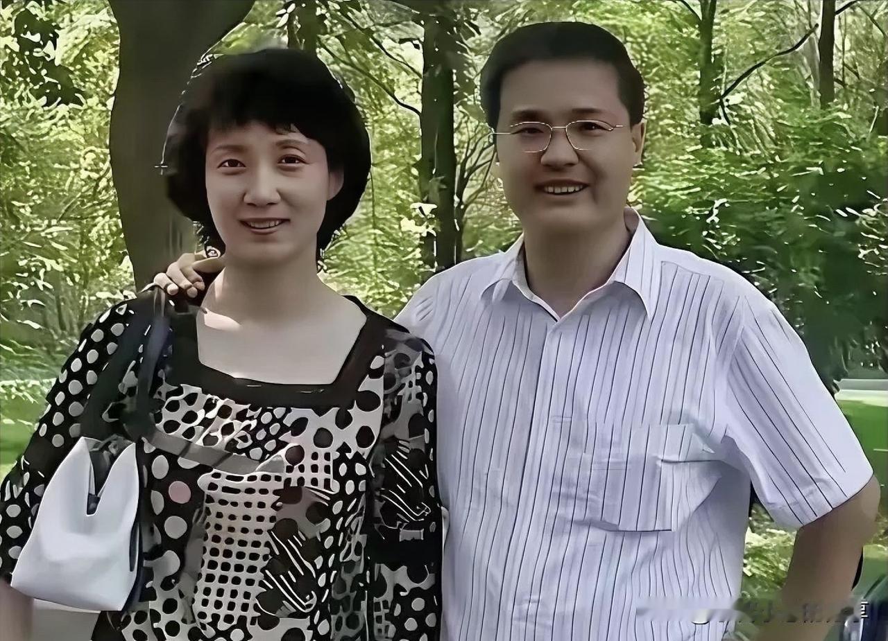 美得倾国倾城的央视第一美女李修平穿着普通的老年装也能美出了高级感，她的保养真的是