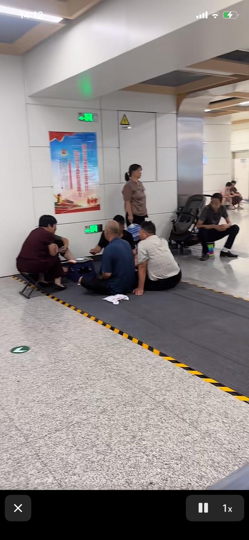 地铁站蹭空调这是西安地铁九号线银桥大道地铁站看到的一幕高温天气附近居民都要