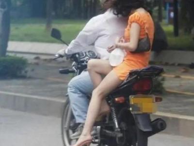 1989年，黑龙江一女子，在水库洗完澡，没穿内裤坐摩托车回家，路上裙子被吹起来，