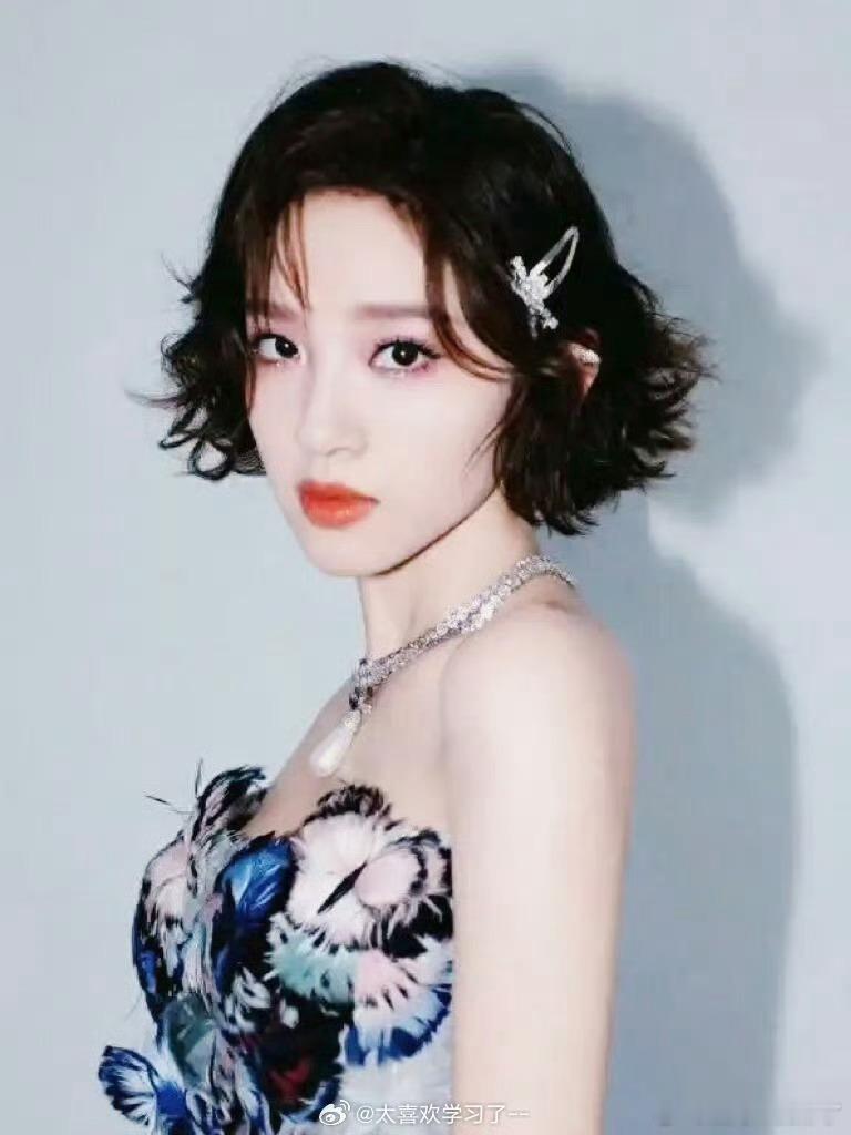 中式甜妹这一块还是唐艺昕懂温婉眉眼自带东方韵味，清甜气质浑然天成，灵动柔美尽显国