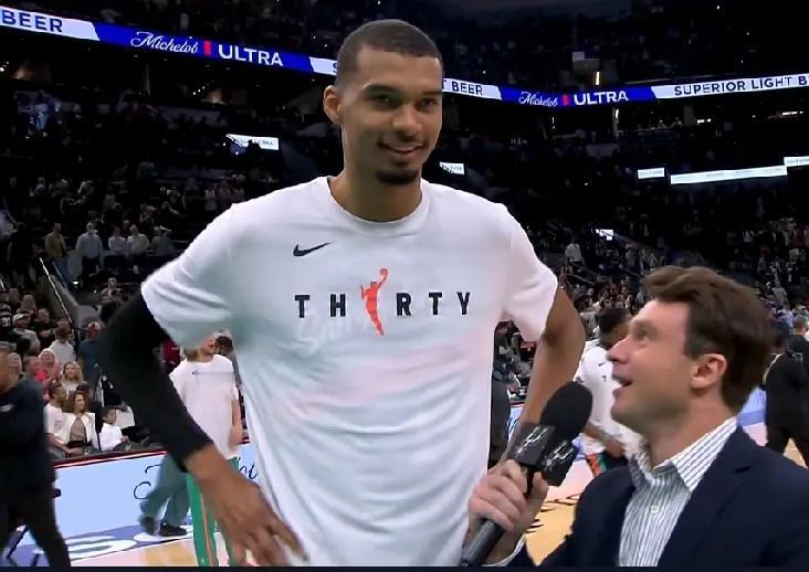 文班亚马要拿奖了！！！在马刺主场轻松击败独行侠的比赛中发生极其疯狂一幕：外星