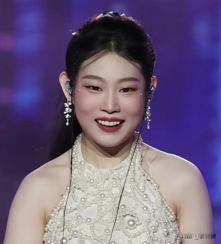 “娱乐圈的烤瓷牙诅咒”小沈阳18岁女儿沈佳润，居然满口烤瓷牙。近年演艺圈出现