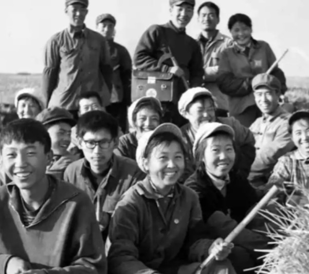 1977年秋，知青王建全因招工要去体检，他喊上女知青杜玉娟：“姐，我都要走了，